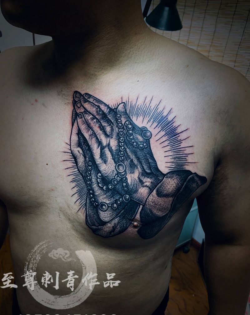 祈祷之手纹身图片_胸部点刺欧美写实纹身图案