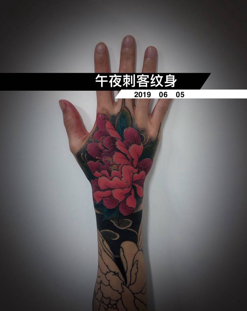 花纹身图片_手臂手部新传统纹身图案