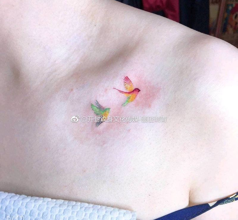 小鸟纹身图片_颈部水墨水彩小鸟锁骨情侣纹身图案