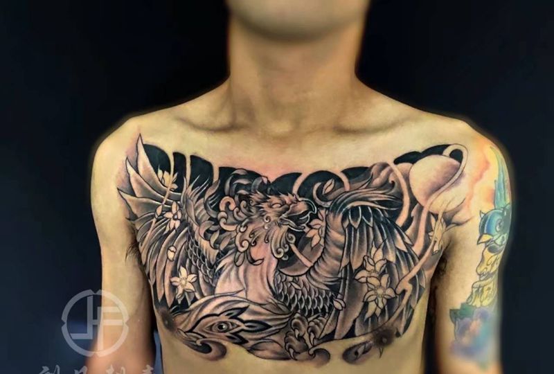 凤凰纹身图片_胸部新传统凤凰纹身图案