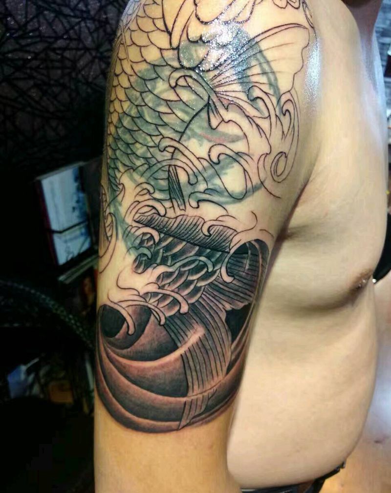 锦鲤掩盖纹身图片_肩部传统动物成品纹身图案