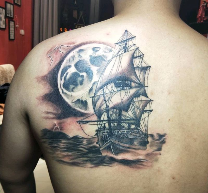 帆船纹身图片_背部肩部欧美写实新传统帆船纹身图案