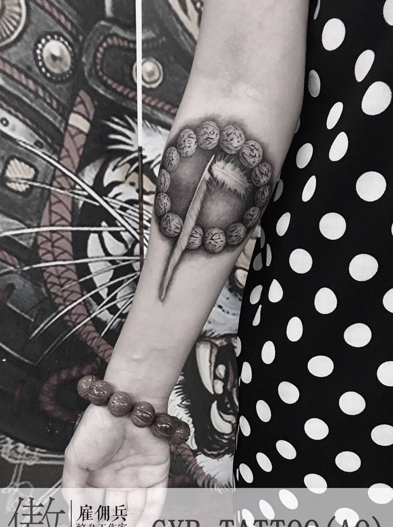 手串羽毛纹身图片_手臂欧美写实羽毛核桃纹身图案