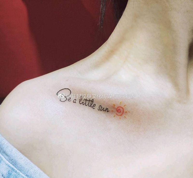 做个小太阳纹身图片_胸部颈部花体字几何锁骨太阳英文纹身图案