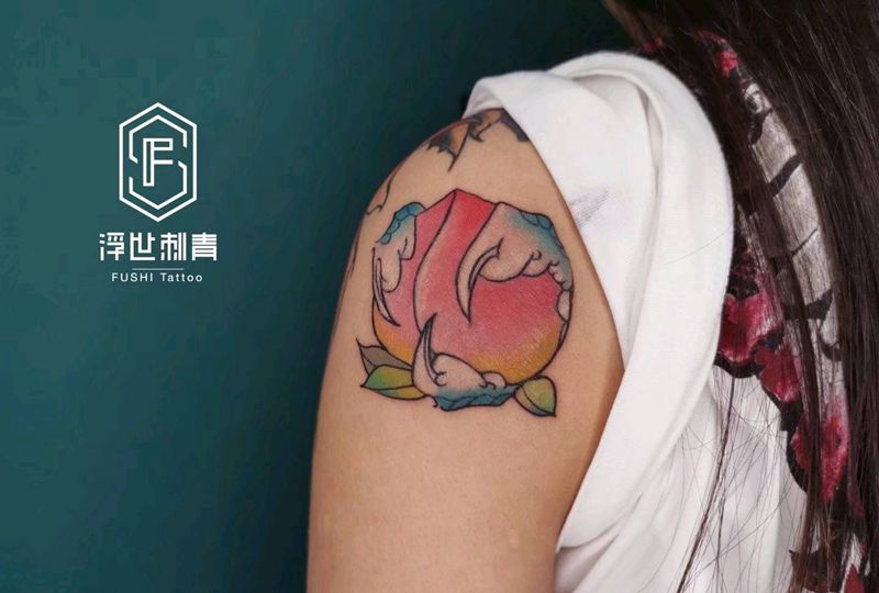 桃子纹身图片_肩部新传统纹身图案