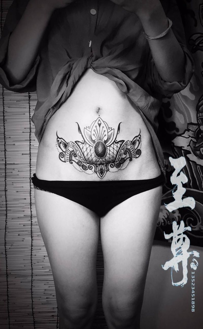 蕾丝纹身图片_腹部点刺几何遮盖疤痕纹身图案