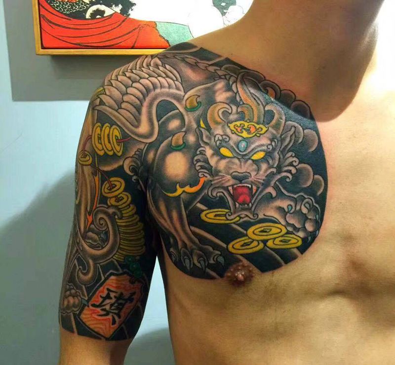 貔貅纹身图片_肩部胸部纹身图案