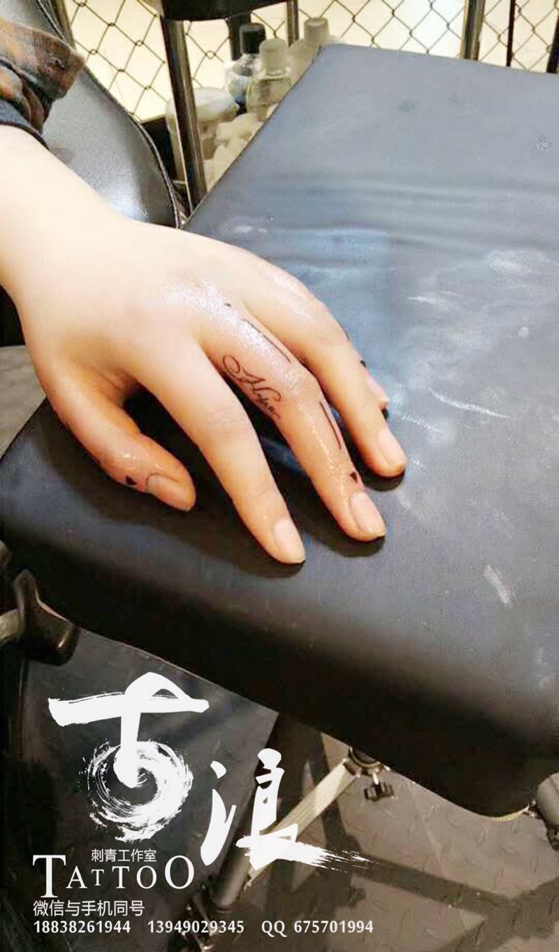 简约直线纹身图片