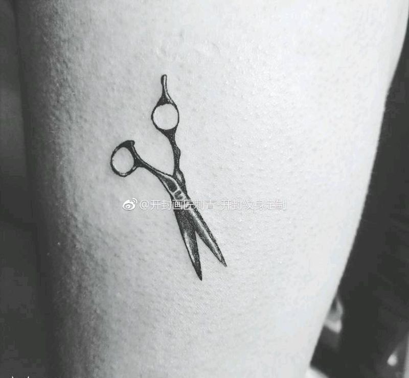 来自发型师的小剪刀✂纹身图片_手臂肩部小清新剪刀纹身图案