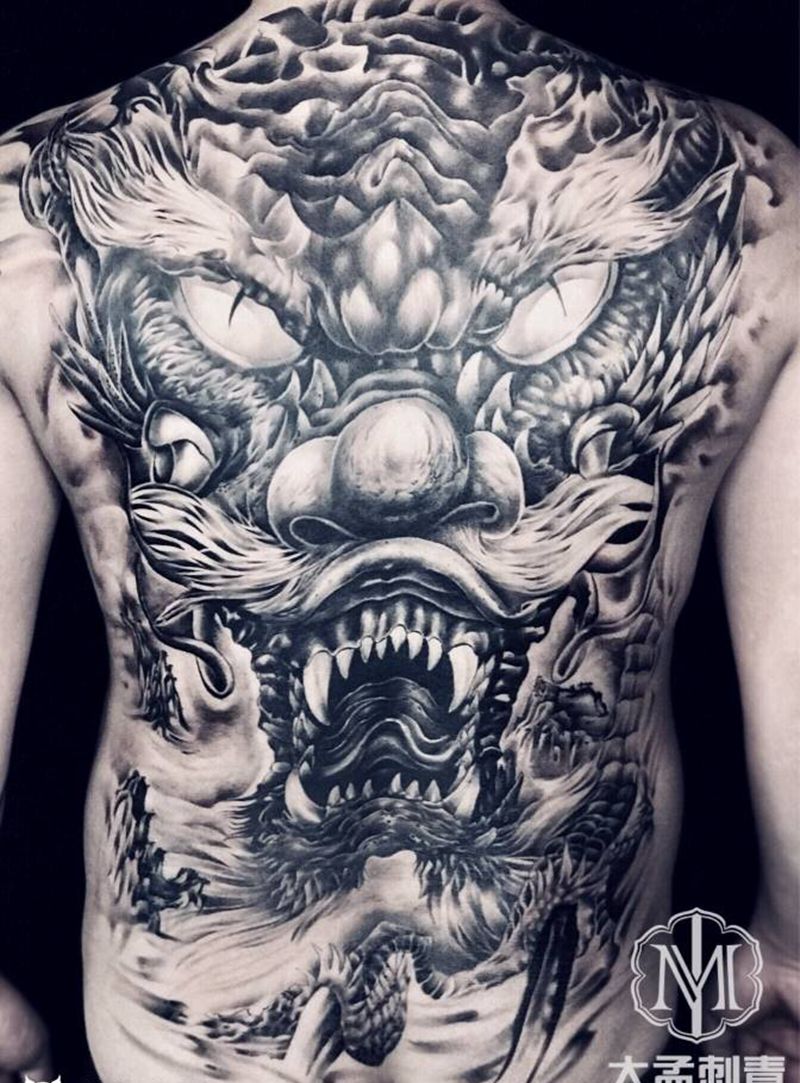 满背龙纹身图片_欧美写实纹身图案
