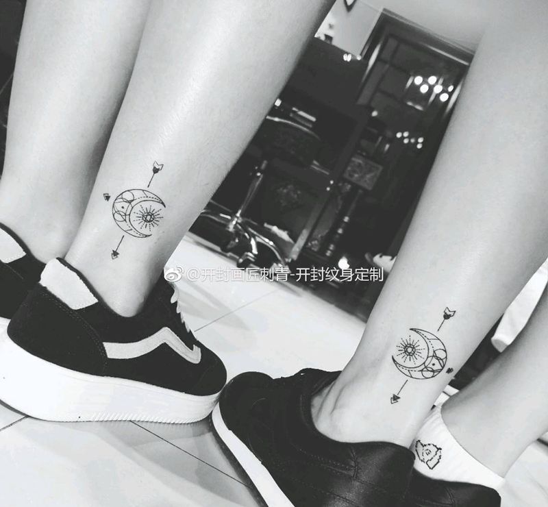 闺蜜纹身纹身图片_脚部腿部图腾几何日月闺蜜情侣纹身图案