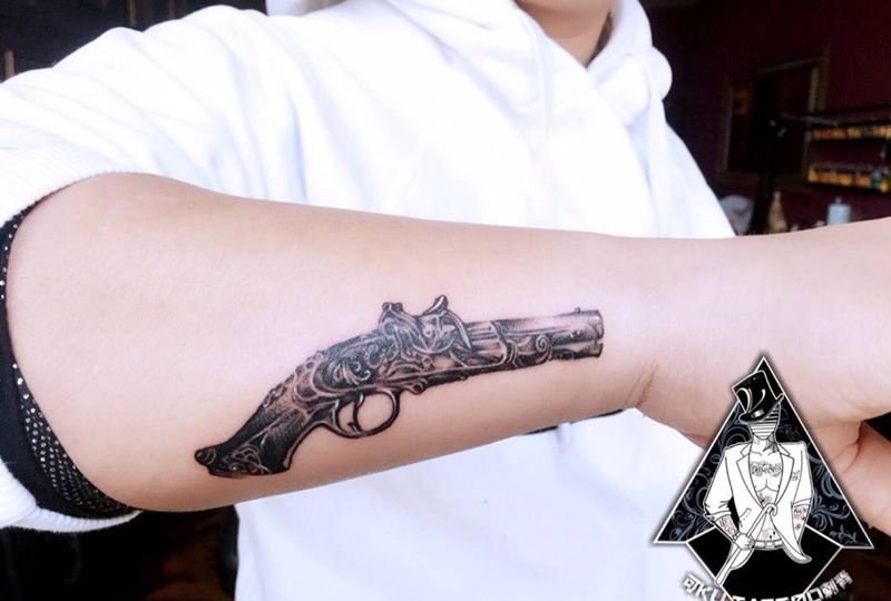 缩小版枪纹身图片