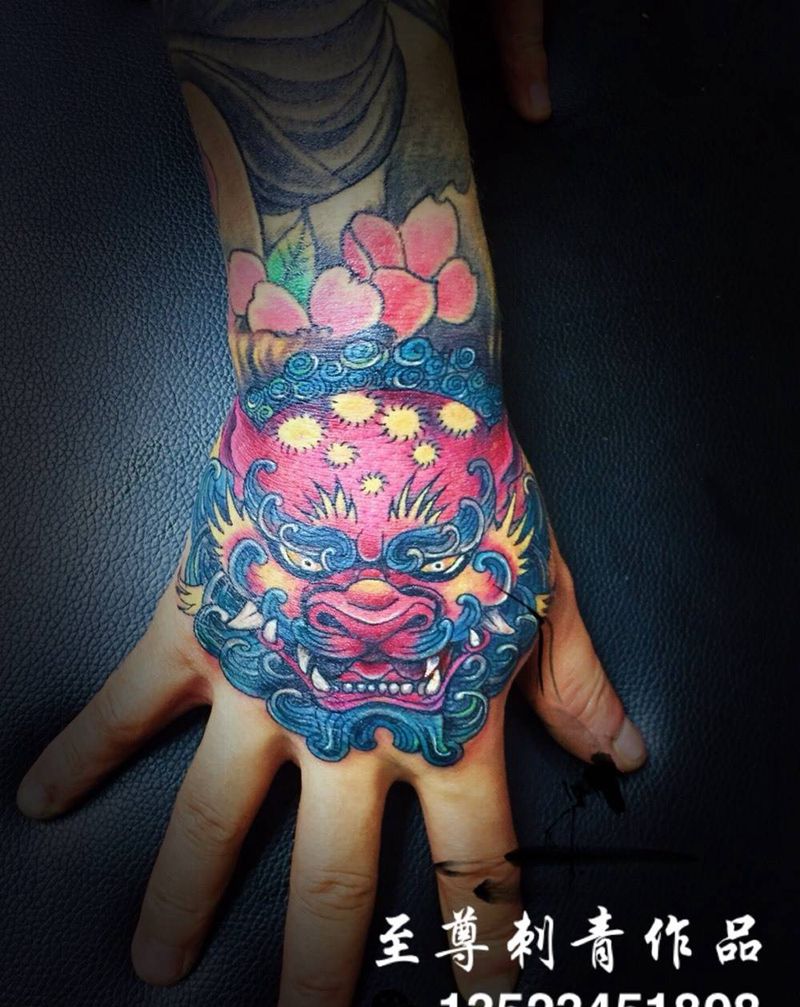 新传统～手背唐狮纹身图片
