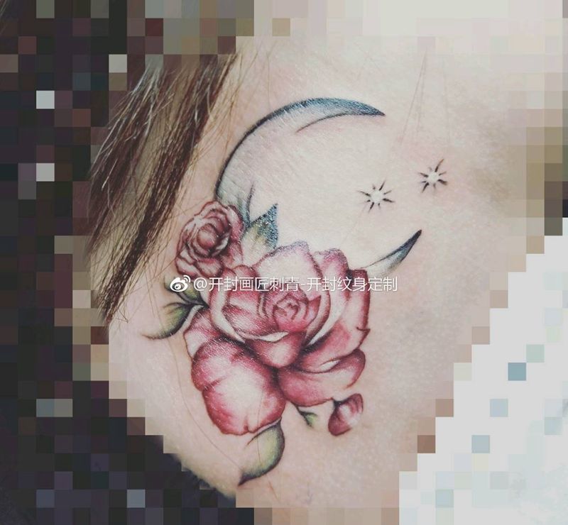 月亮与花纹身图片_腹部腰部New School欧美写实花月亮纹身图案