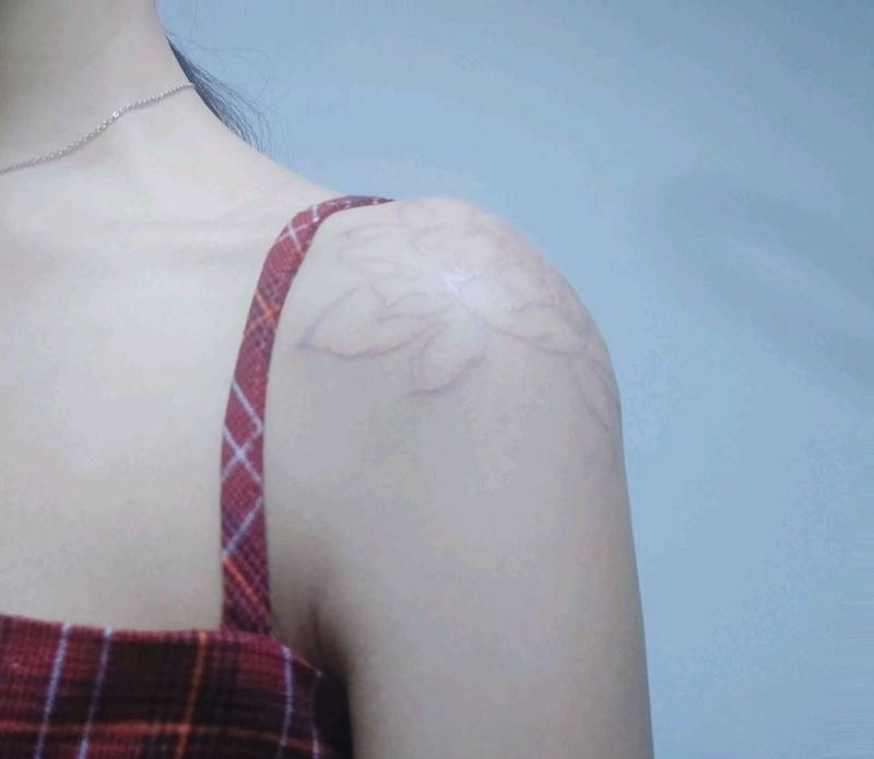 荷花纹身图片_肩部白色线条纹身图案