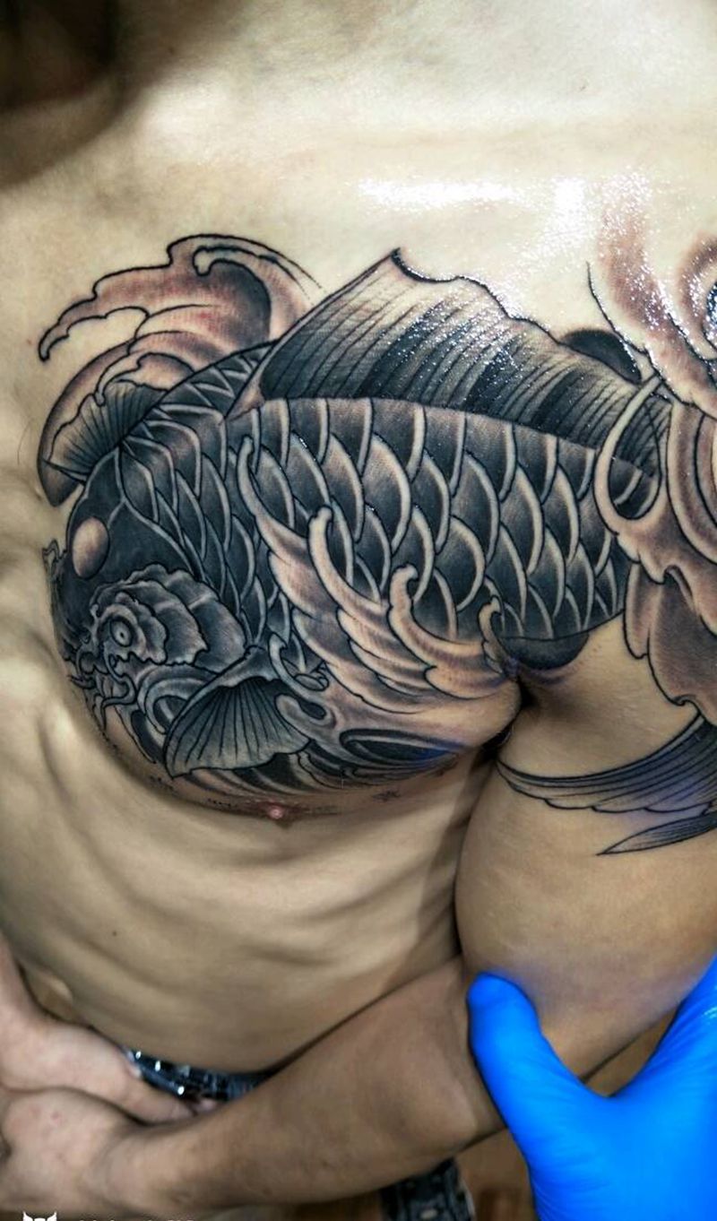 过肩鱼遮盖纹身图片