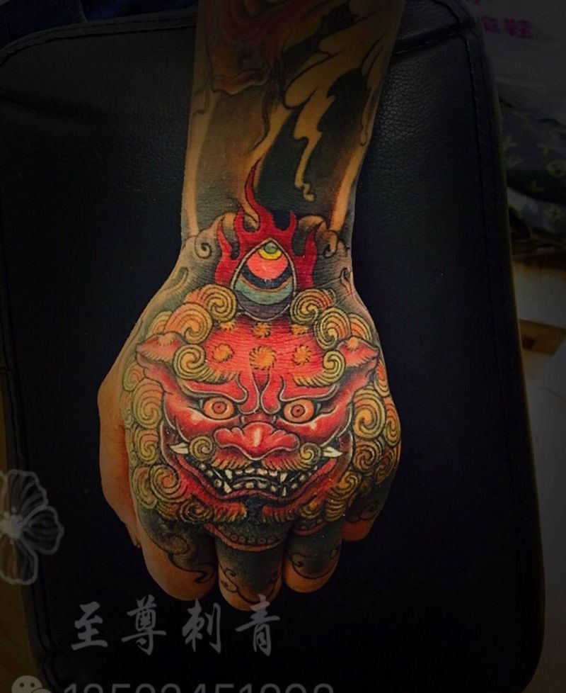 手背唐狮纹身图片_新传统纹身图案