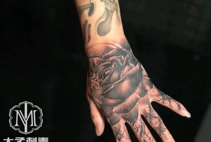花手纹身图片_欧美写实纹身图案
