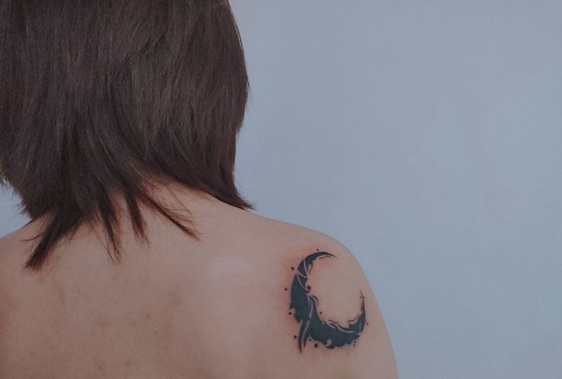 弯月纹身图片_背部图腾纹身图案