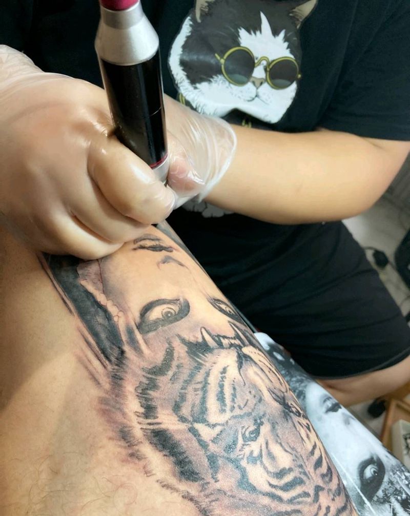 美女与野兽纹身图片_腿部欧美写实美女老虎黑灰写实纹身图案