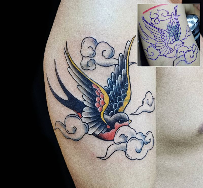 遮盖纹身图片_手臂Old School燕子纹身图案