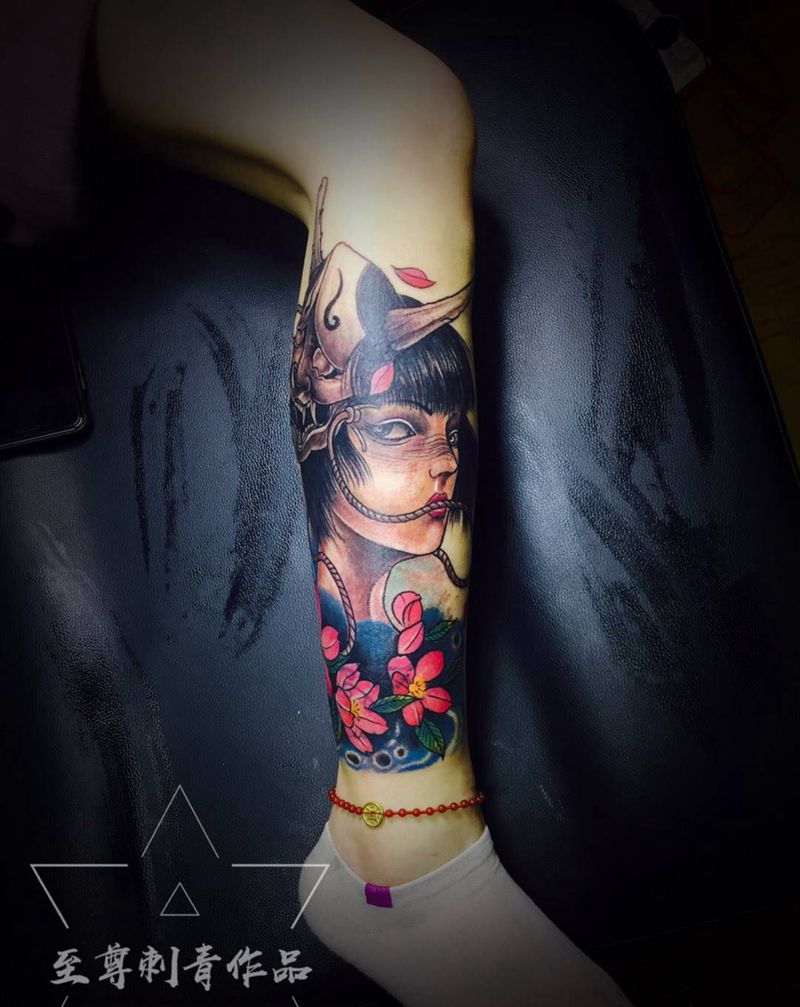 少女纹身图片_腿部新传统水彩纹身图案