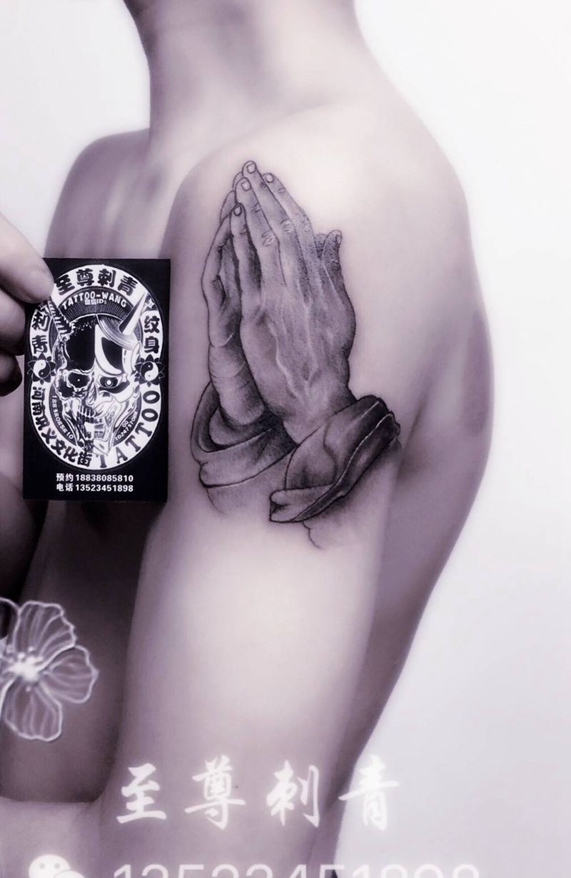 祈祷之手纹身图片_手臂欧美写实纹身图案