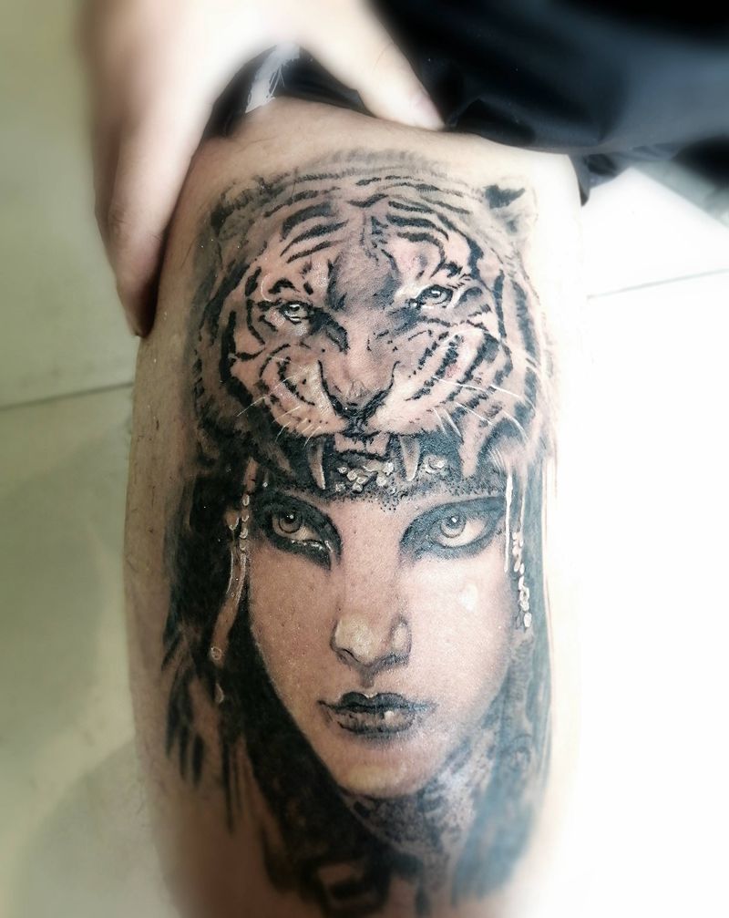 虎女纹身图片_腿部欧美写实美女老虎纹身图案