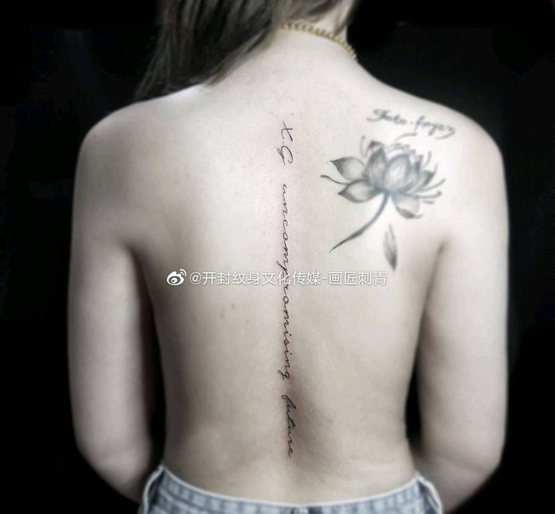 背部英文纹身图片_背部花体字英文脊椎纹身图案