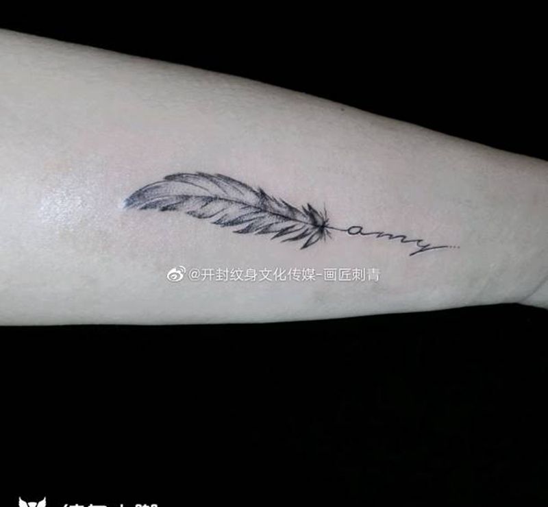 羽毛＋女儿名字纹身图片_手臂花体字羽毛英文纹身图案