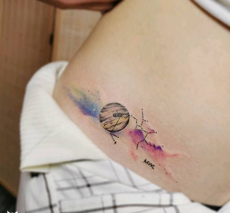 原创星球➕星座纹身图片_腹部腰部水彩水墨星球射手座星座纹身图案