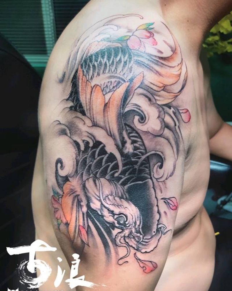 鱼纹身图片_手臂老传统纹身图案