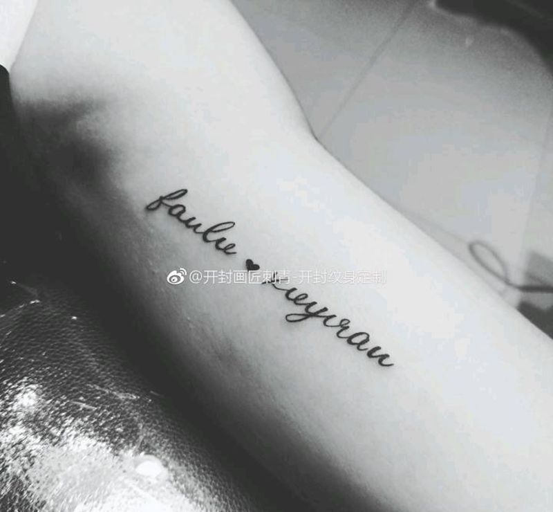 原创英文设计纹身图片_手臂肩部图腾花体字英文情侣英文纹身图案