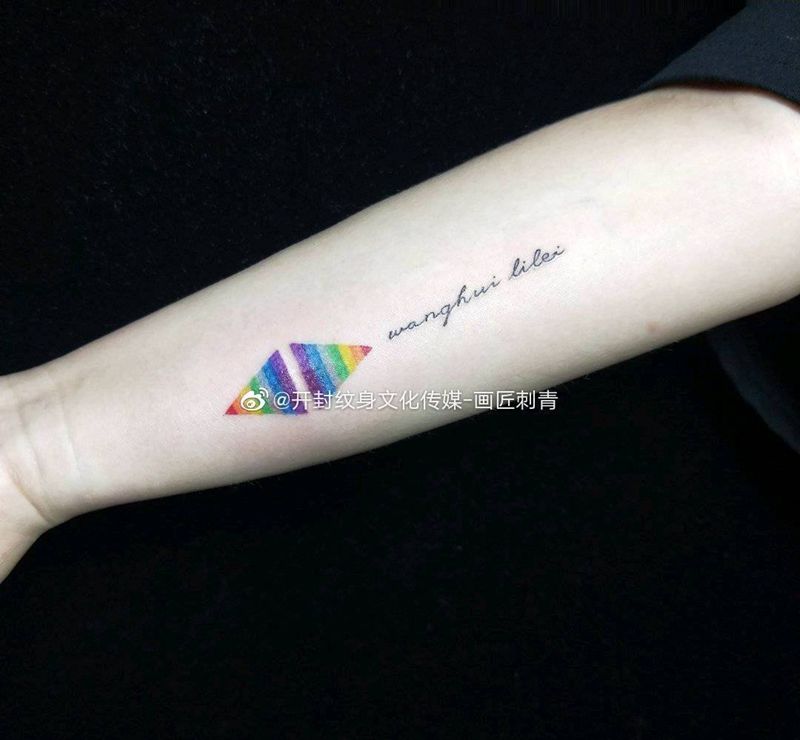 彩虹＋英文纹身图片_手臂花体字几何英文情侣彩色纹身图案