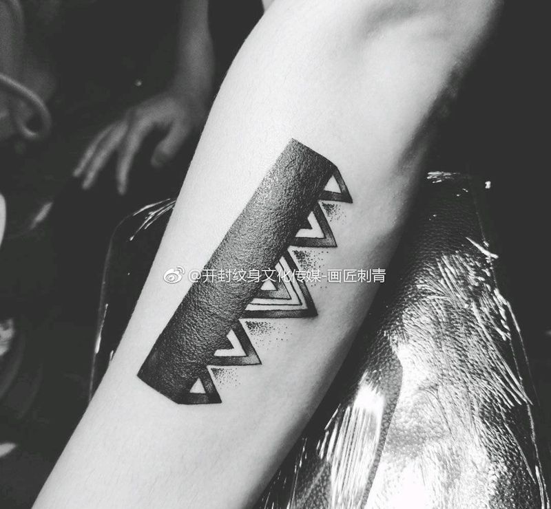 暴力遮盖纹身图片_手部手臂图腾点刺臂环遮盖几何纹身图案