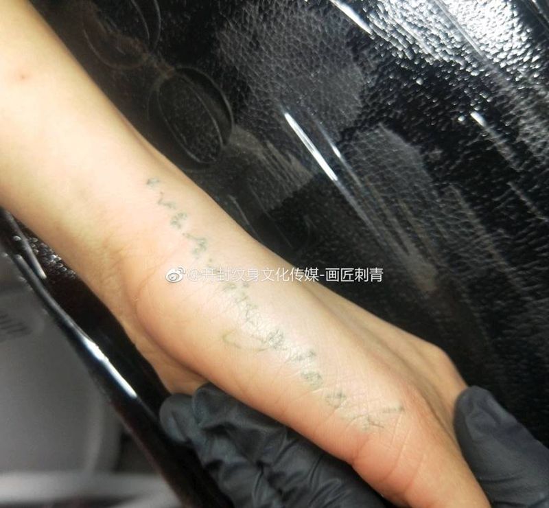 首次洗纹身即刻效果纹身图片_手部花体字洗纹身图案