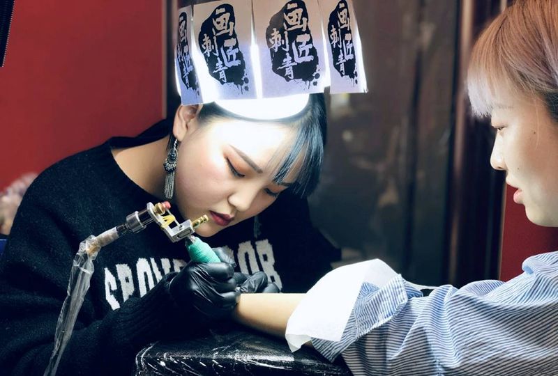 偷拍纹身图片_手臂手部花体字几何笑脸易烊千玺纹身图案