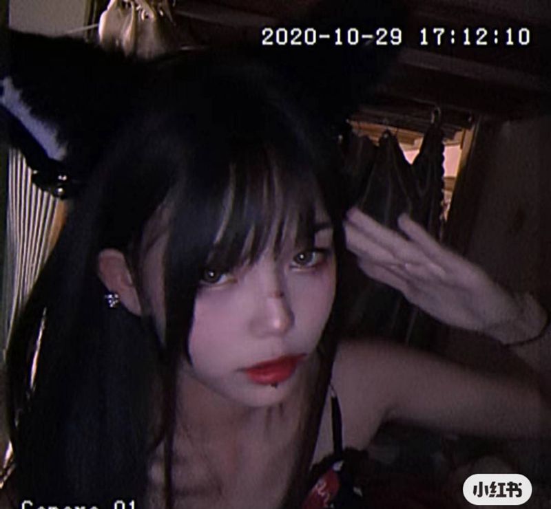 穿孔舌钉纹身图片_颈部几何纹身图案