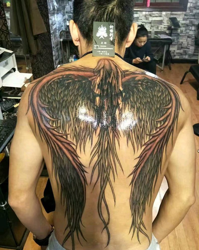 展翅高飞纹身图片_背部传统成品纹身图案