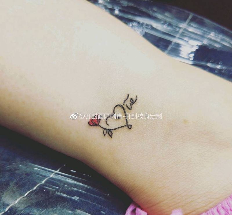 情侣 L❤VE纹身图片_手臂手部脚部欧美清新几何静物图腾情侣成品纹身图案