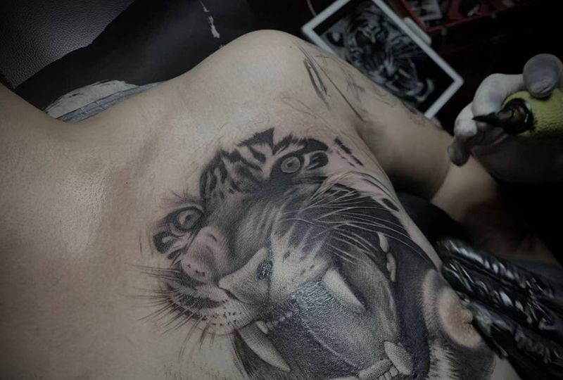胸口老虎耗时6小时纹身图片_欧美写实纹身图案