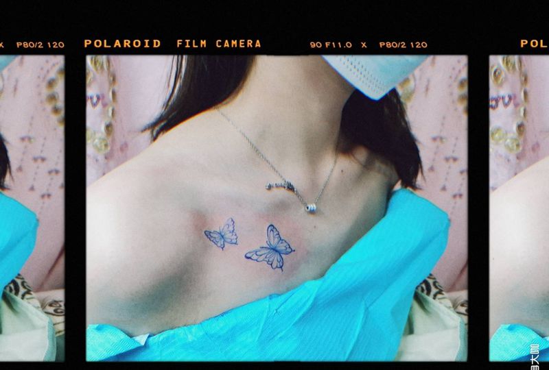 蓝色小蝴蝶（双）纹身图片_胸部蝴蝶小清新纹身图案