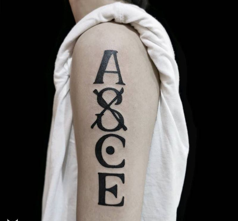 艾斯纹身图片_肩部手臂图腾海贼王艾斯纹身图案