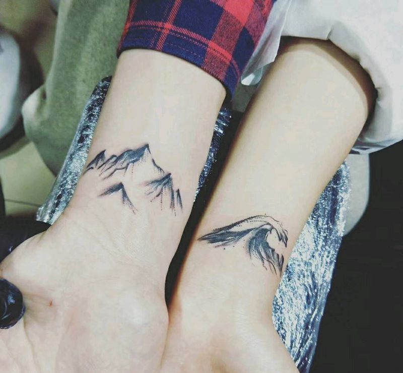 山盟海誓纹身图片_手部清新几何静物情侣纹身图案