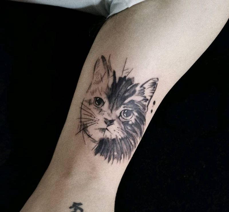 原创猫咪纹身图片_手臂水墨几何猫咪猫手绘纹身图案