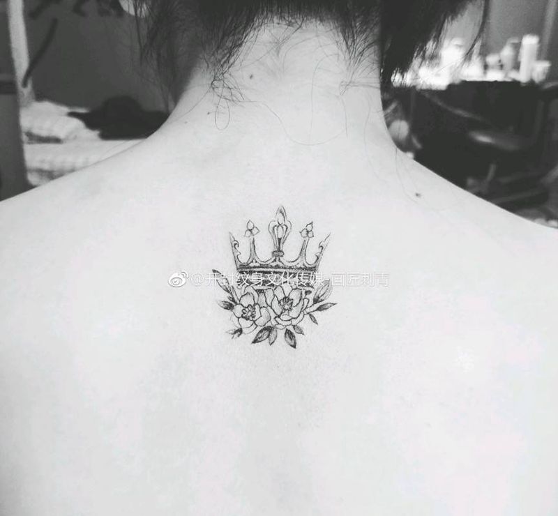 王冠纹身图片_肩部背部图腾王冠女王情侣纹身图案
