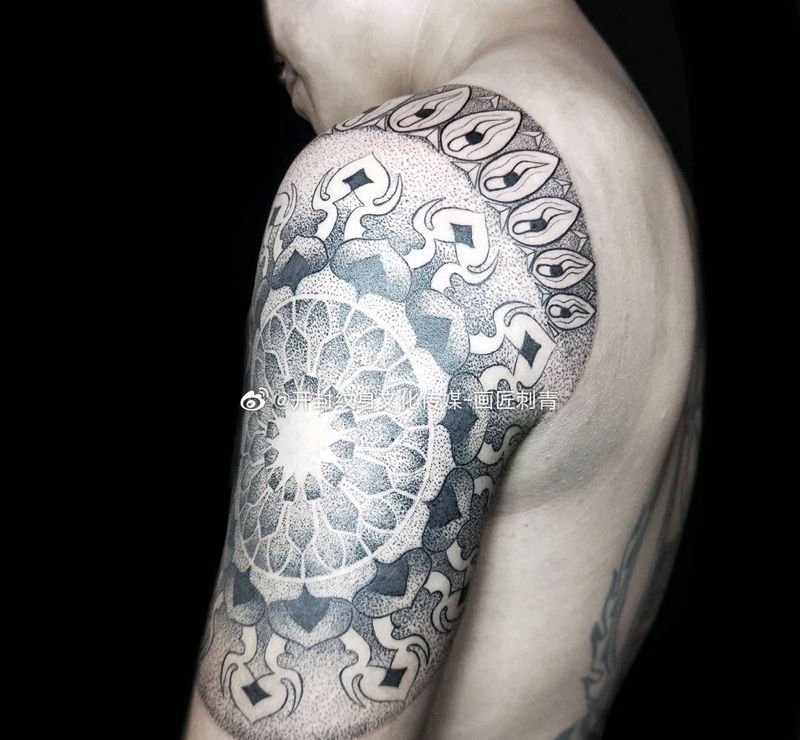 半胛4/5部分纹身图片_手臂胸部点刺几何半胛纹身图案