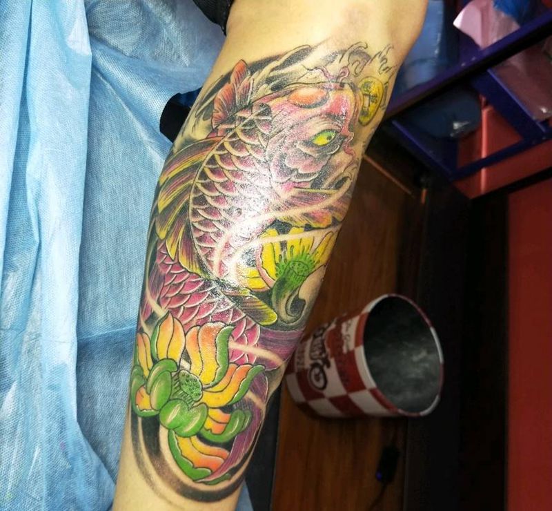 鱼(大面积伤疤遮盖)纹身图片_腿部老传统新传统鱼遮盖纹身图案