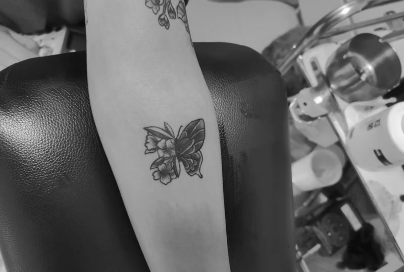 黑灰蝴蝶纹身图片_手臂小清新纹身图案