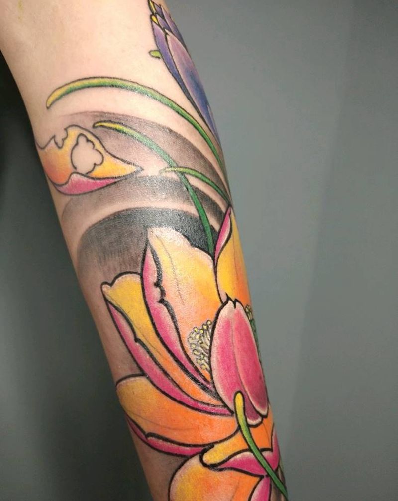 荷花纹身图片_手臂新传统纹身图案